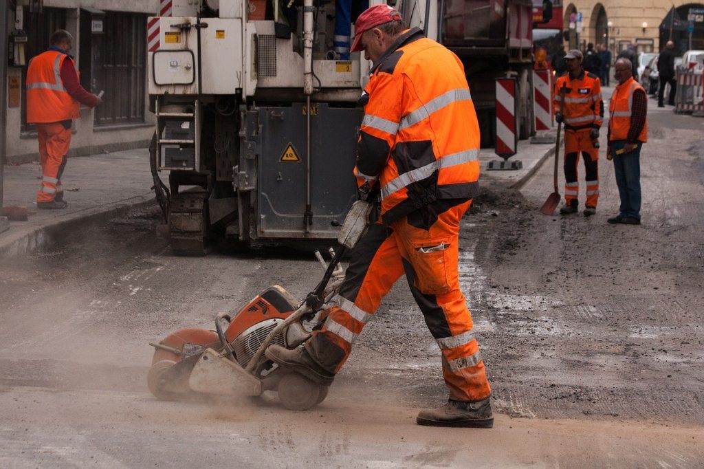 road construction, construction worker, teersäge-192894.jpg